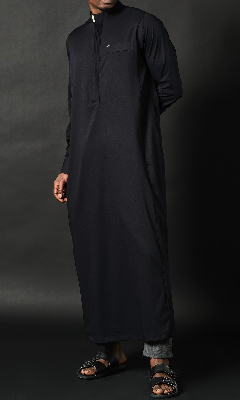 QL Qamis Bey in Black